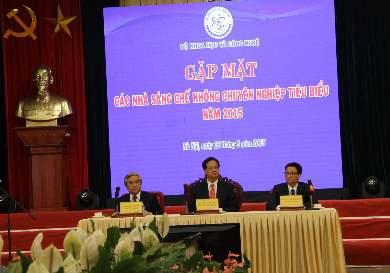 Thủ tướng v&agrave; c&aacute;c đại biểu nghe c&aacute;c chia sẻ của c&aacute;c nh&agrave; s&aacute;ng chế kh&ocirc;ng chuy&ecirc;n về c&aacute;c s&aacute;ng tạo v&agrave; cống hiến của họ