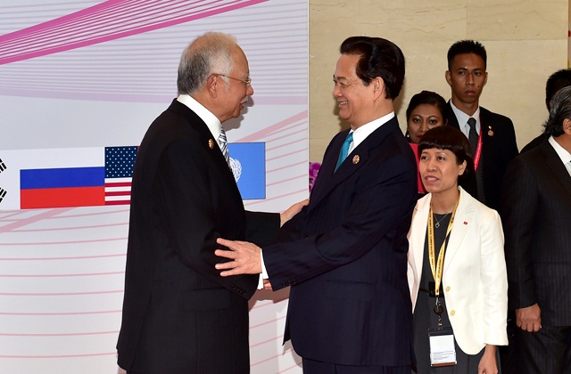 Thủ tướng Nguyễn Tấn Dũng v&agrave; Thủ tướng nước chủ nh&agrave; Malaysia Najib Tun Abdul Razak tại Hội nghị