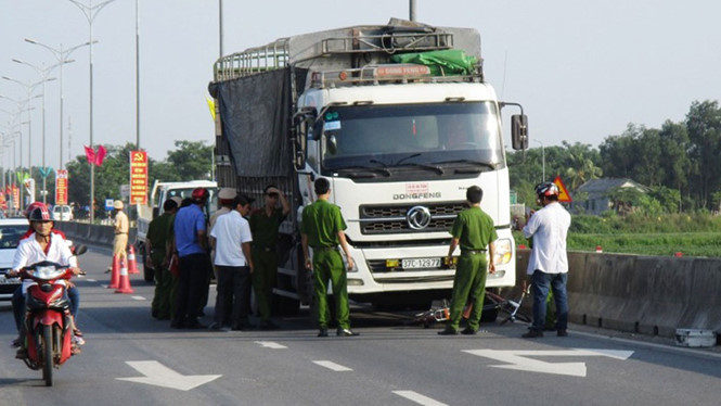 Thừa Thi&ecirc;n &ndash; Huế: Đau đớn nh&igrave;n cụ &ocirc;ng 70 tuổi bị đ&egrave; bẹp dưới gầm xe tải