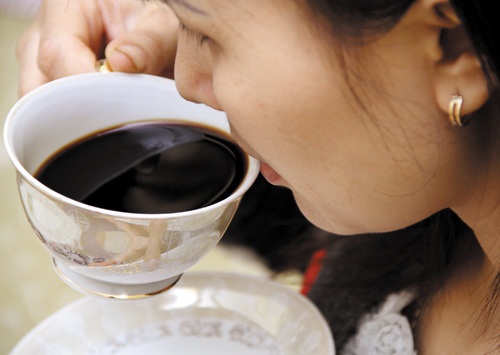 Thực phẩm cấm kị trong bữa s&aacute;ng l&agrave; cafe k&eacute;m chất lượng