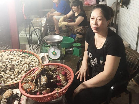 Chị Phạm Thị Rằm v&agrave; c&aacute;c tiểu thương b&aacute;n hải sản chợ Ph&ugrave;ng Khoang