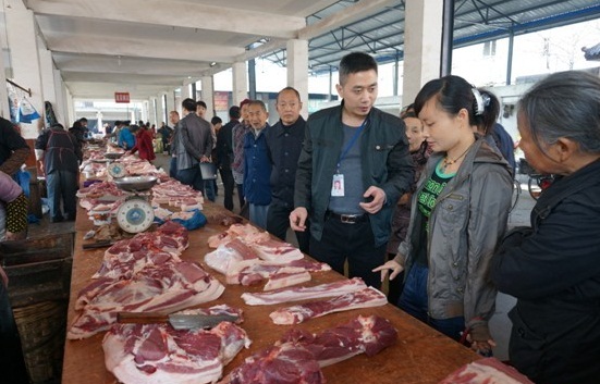 Thịt lợn bẩn được một số cơ sở chế biến th&agrave;nh m&oacute;n lạp xưởng