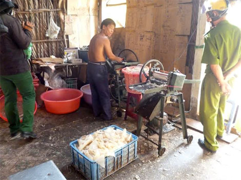 V&igrave; chế biến thịt bẩn, &ocirc;ng Khoa đ&atilde; từng bị phạt 13,5 triệu