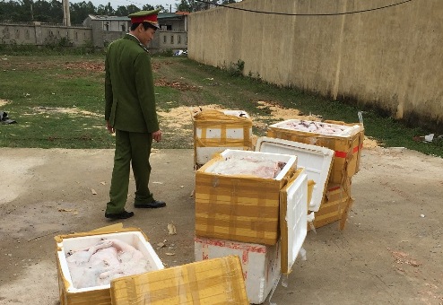 C&aacute;c th&ugrave;ng xốp chứa 13Win OKVIP Cá cược bóng đá bẩn kinh ho&agrave;ng bốc m&ugrave;i h&ocirc;i thối được chở đi ti&ecirc;u thụ