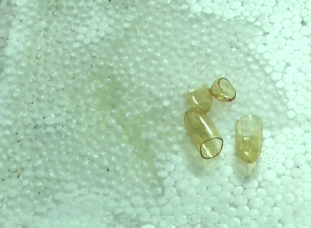 Thực phẩm chức năng Omega 3 đang dần ăn m&ograve;n v&agrave; l&agrave;m chảy miếng xốp