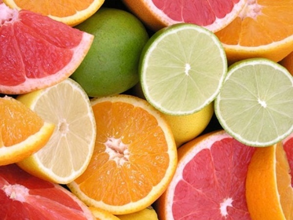 Vitamin C c&oacute; nhiều trong c&aacute;c loại tr&aacute;i c&acirc;y c&oacute; m&uacute;i