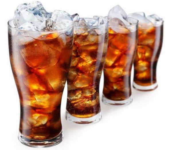 Thực phẩm nhiễm độc rất c&oacute; thể l&agrave; những cốc nước c&oacute; m&agrave;u caramel