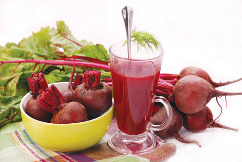Đối với người mới bắt đầu uống, h&atilde;y &eacute;p nửa củ dền loại trung b&igrave;nh mỗi tuần một lần