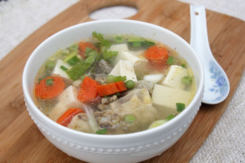 Đậu phụ gi&agrave;u chất đạm, nhiều axit amin, đặc biệt kh&ocirc;ng chứa cholesterol