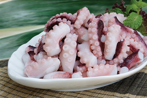 Kh&ocirc;ng n&ecirc;n ăn thịt bạch tuộc đốm xanh v&igrave; n&oacute; chứa nhiều độc tố tetrodotoxin c&oacute; thể g&acirc;y nguy hại đến t&iacute;nh mạng