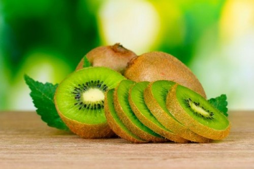 Trong c&aacute;c loại tr&aacute;i c&acirc;y th&igrave; quả kiwi gi&uacute;p chữa bệnh cao huyết &aacute;p rất diệu k&igrave;.