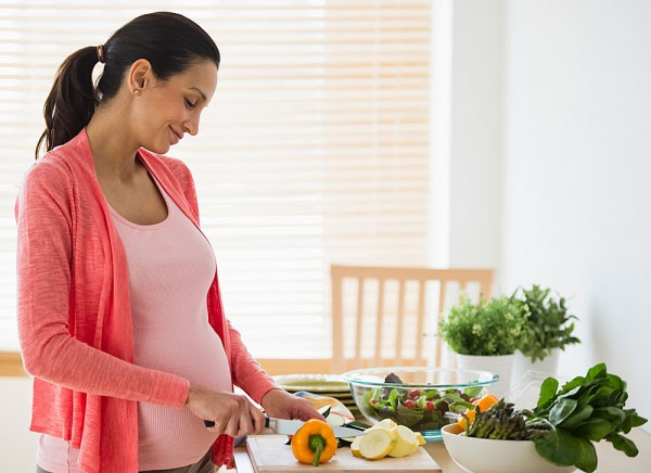 Chế độ dinh dưỡng hợp l&iacute; đ&oacute;ng vai tr&ograve; quan trọng trong qu&aacute; tr&igrave;nh thụ thai
