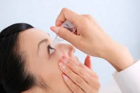 Lạm dụng thuốc nhỏ mắt rất dễ g&acirc;y biến chứng