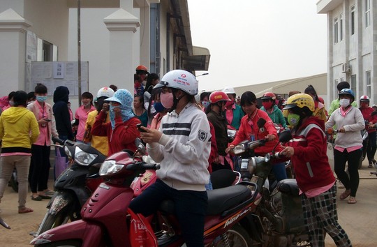 C&ocirc;ng nh&acirc;n bỏ làm vì phát hi&ecirc;̣n thức ăn có giòi