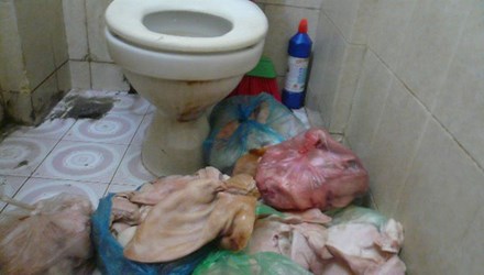 Thức ăn sẵn còn được ch&ecirc;́ bi&ecirc;́n trong nhà v&ecirc;̣ sinh