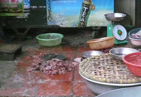 Thức ăn sẵn si&ecirc;u b&acirc;̉n bán tại nhi&ecirc;̀u chợ