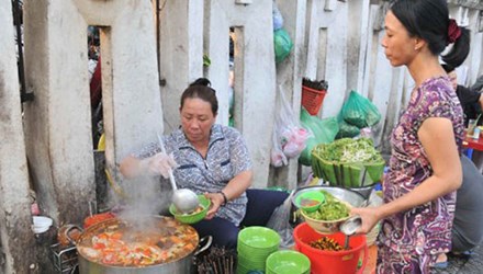 C&aacute;ch t&iacute;nh thuế thu nhập c&aacute; nh&acirc;n mới khiến những hộ kinh doanh nhỏ, b&aacute;n h&agrave;ng vỉa h&egrave; phải nộp thuế d&ugrave; lỗ hay l&atilde;i