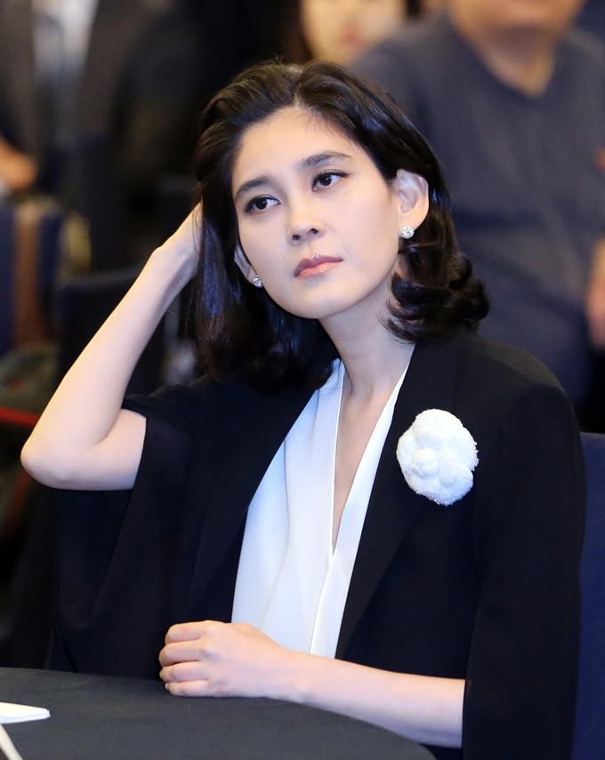 Năm 2015, cô trở thành người phụ nữ giàu nhất Hàn Quốc. Danh hiệu đó đến thời điểm này vẫn chưa có ai vượt qua.