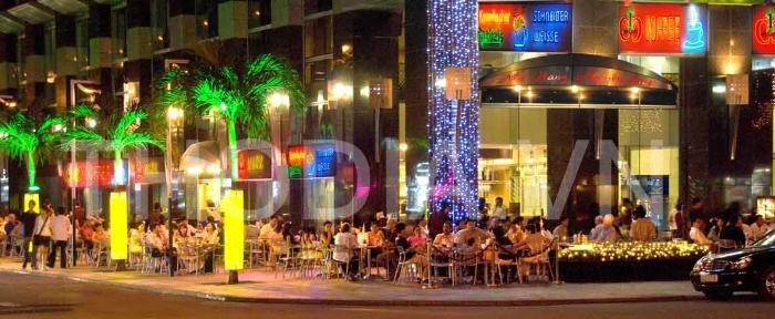 Ngo&agrave;i ra, C&ocirc;ng ty c&ograve;n triển khai nhiều dự &aacute;n đầu tư x&acirc;y dựng khu d&acirc;n cư, khu nghỉ dưỡng-du lịch&hellip;tr&ecirc;n địa b&agrave;n Tp. Hồ Ch&iacute; Minh v&agrave; c&aacute;c tỉnh l&acirc;n cận. Ở mảng n&agrave;y, Vạn Thịnh Ph&aacute;t sở hữu nh&agrave; h&agrave;ng c&agrave; ph&ecirc; Central Nguyễn Huệ, nh&agrave; h&agrave;ng Hữu Nghị v&agrave; nh&agrave; h&agrave;ng Đức Bảo, đều nằm ở trung t&acirc;m quận 1, TP.HCM.