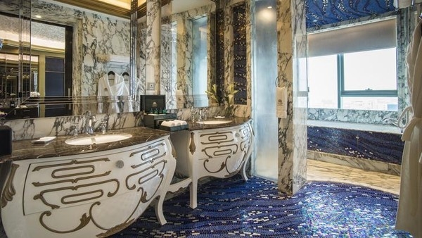 Kh&aacute;ch sạn n&agrave;y th&acirc;̣m chí khiến b&aacute;o Mỹ kinh ngạc bởi độ sang trọng, xa hoa v&agrave; đẳng cấp, với gi&aacute; thu&ecirc; ph&ograve;ng 1 đ&ecirc;m v&agrave;o khoảng 320 triệu đồng.