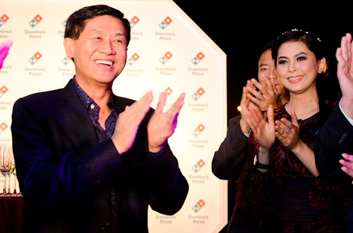 Bố chồng Hà Tăng, ông Jonathan Hạnh Nguyễn chứng tỏ một thời tuổi trẻ điển trai khi ông vẫn rất phong độ ở tuổi ngũ tuần.