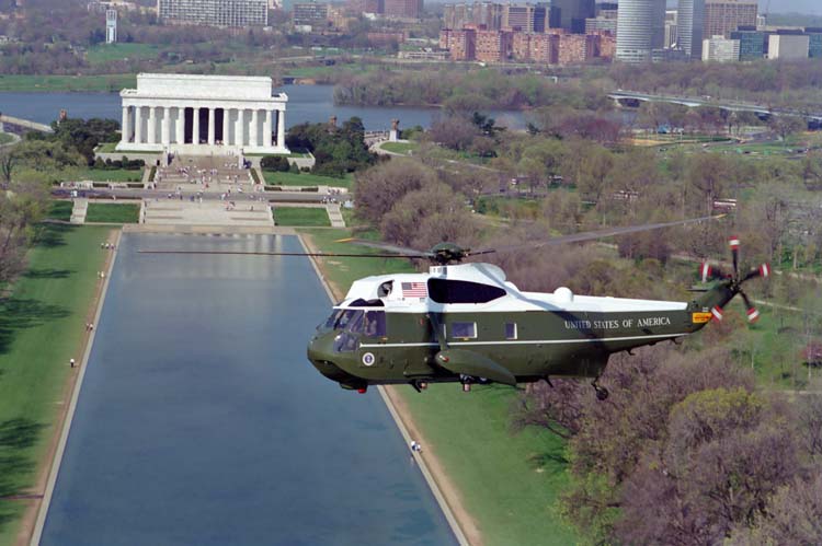 Mỗi năm, duy nhất 4 phi công từ đội HMX-1 được chọn ngồi trong khoang lái Marine One. Để điều khiển chiếc trực thăng này, họ phải trải qua ít nhất ba năm huấn luyện