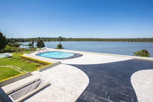 Ngoài ra, Marcela còn được chồng mua cho một biệt thự 5 phòng ngủ trị giá khoảng 50 tỷ đồng ở Brasilia và thuê một biệt thự khác 4 phòng ngủ khác với giá hơn 170 triệu đồng mỗi tháng, chỉ để cô cùng mẹ và em tới ở. Đội ngũ nhân viên, vệ sĩ, người giúp việc trong ngôi nhà này lên tới hơn 50 người.