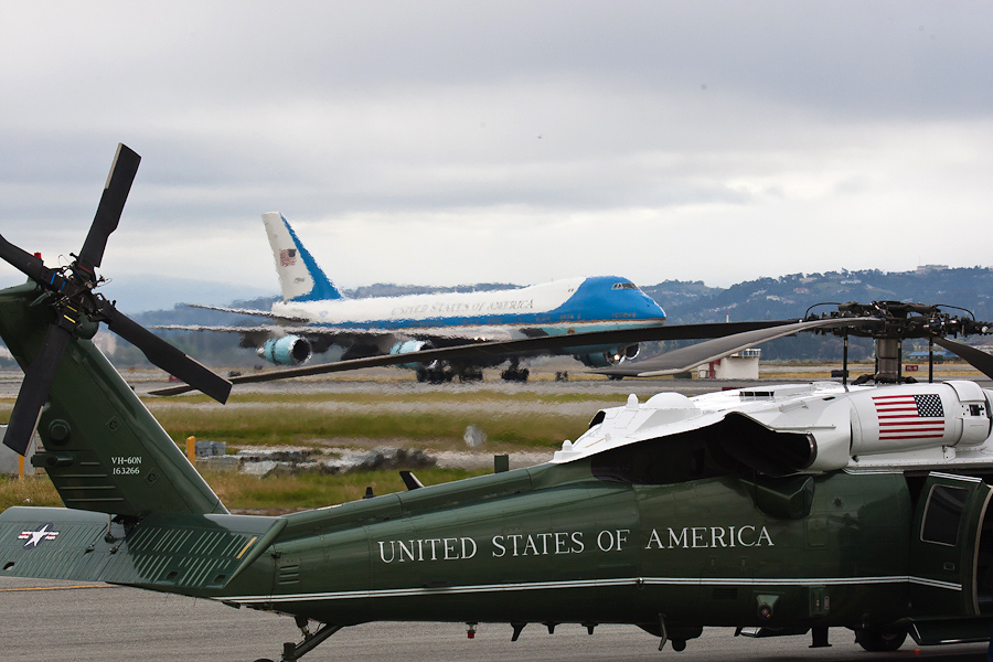 Air Force One có thể bay với tốc độ hơn 1.000km/h, tương đương 92% tốc độ âm thanh. Trong vụ khủng bố ngày 11/9, phi công điều khiển chiến đấu cơ F-16 tháp tùng chiếc Air Force One chở Tổng thống Bush đã phải yêu cầu máy bay di chuyển chậm hơn để dễ dàng bảo vệ.