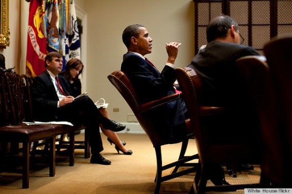 Tổng thống Obama đẩy ghế ngả về phía sau trong cuộc họp, một hành động rất hồn nhiên, được cho là hiếm gặp ở những chính trị gia khác. Ảnh: White House