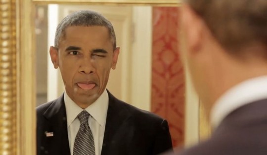 Vẫn là tự ngắm mình trong gương, nhưng lần này, Tổng thống Obama lại nháy mắt, làm mặt xấu
