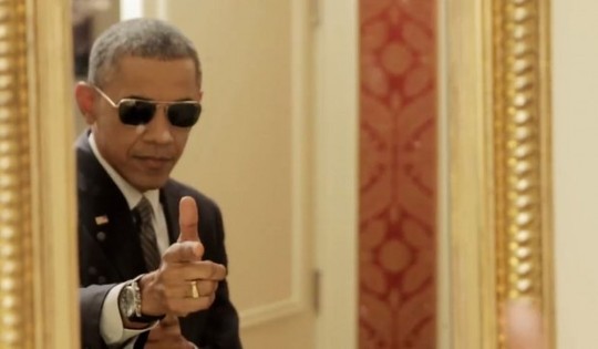 Ông Obama hài hước tạo dáng với kính đen như một siêu điệp viên và ngắm hình ảnh chính mình trước gương