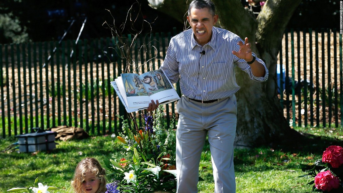 Ông Obama kể chuyện cho một bé gái trong khuôn viên Nhà Trắng với vẻ mặt rất biểu cảm
