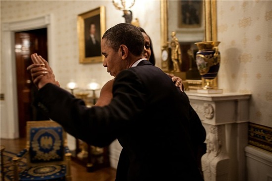 Nhưng với sự quyết tâm của ông Obama, hai người đã kết hôn vào tháng 10-1992. Khi đó, tổng thống tương lai của nước Mỹ nói với vài người bạn: “Vợ tớ thông minh hơn tớ và khó chịu hơn tớ nhiều”. Nhưng với sự quyết tâm của ông Obama, hai người đã kết hôn vào tháng 10-1992. Khi đó, tổng thống tương lai của nước Mỹ nói với vài người bạn: “Vợ tớ thông minh hơn tớ và khó chịu hơn tớ nhiều”.