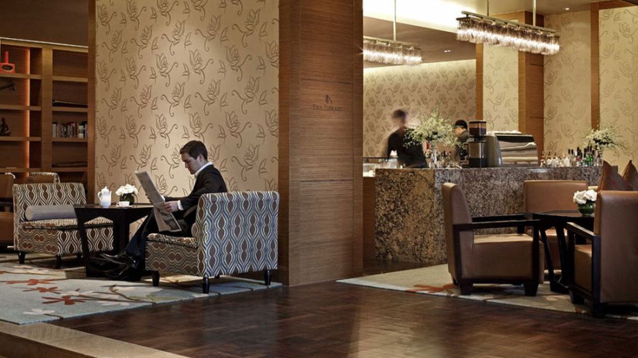 Theo thiết kế, kh&aacute;ch sạn Intercontinental Asiana Saigon bao gồm 305 ph&ograve;ng nh&igrave;n ra to&agrave;n cảnh trung t&acirc;m th&agrave;nh phố. Trong đ&oacute;, c&aacute;c ph&ograve;ng ở bốn g&oacute;c kh&aacute;ch sạn c&oacute; hai tầm nh&igrave;n được trang tr&iacute; bằng k&iacute;nh trong suốt gi&uacute;p du kh&aacute;ch c&oacute; thể thỏa sức chi&ecirc;m ngưỡng cả S&agrave;i G&ograve;n s&ocirc;i động với kh&ocirc;ng gian rộng r&atilde;i c&ugrave;ng c&aacute;c thiết bị, tiện nghi sang trọng . 