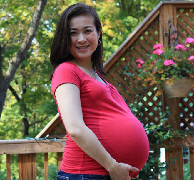 Bà Elizabeth Phú đẹp rạng rỡ khoe đang mang thai con trai ở tuần thứ 39 cách đây 4 năm.