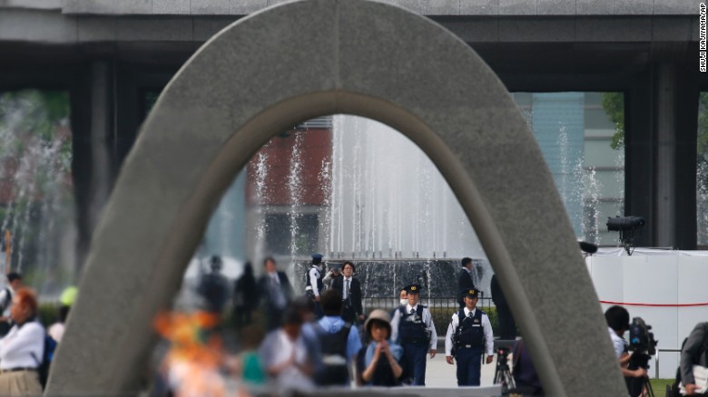 Hiroshima là một trong 2 thành phố của Nhật Bản phải hứng quả bom nguyên tử mà quân đội Mỹ thả xuống năm 1945. Chỉ 3 ngày sau vụ Hiroshima, quân đội Mỹ tiếp tục thả bom nguyên tử xuống thành phố Nagasaki của Nhật Bản. Tổng cộng hơn 200.000 người thiệt mạng sau hai vụ thả bom hạt nhân này.