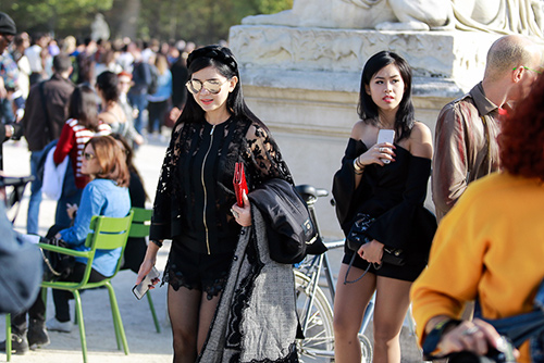 Ngoài ra, bà dành thời gian đi tận hưởng những thú vui sang chảnh như sang Paris tham gia Tuần lễ thời trang, đi du lịch…