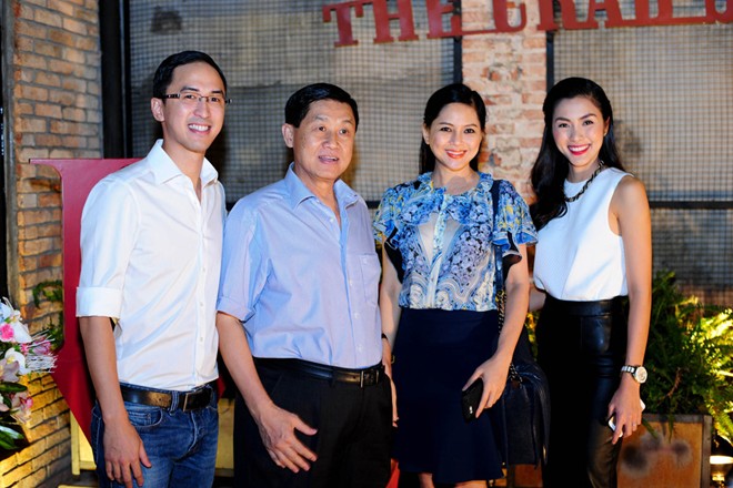 Họ cũng dành thời gian đi tham dự các sự kiện của con cái như khai trương nhà hàng của con dâu Tăng Thanh Hà.
