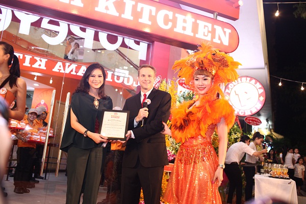 Do vậy, cuộc sống của bà Lê Hồng Thủy Tiên khá bận rộn với việc kinh doanh. Chủ yếu, bà sẽ điều hành các công ty, tham gia mở rộng mạng lưới, với việc tổ chức những sự kiện, ký kết quan trọng…