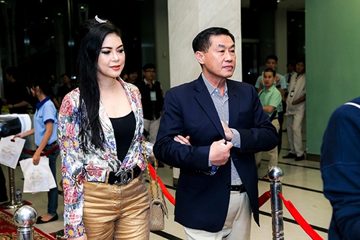 Bên cạnh đó, bà tận hưởng cuộc sống viên mãn, hạnh phúc bên người chồng đai gia phong độ như cùng nhau đi nghe nhạc.