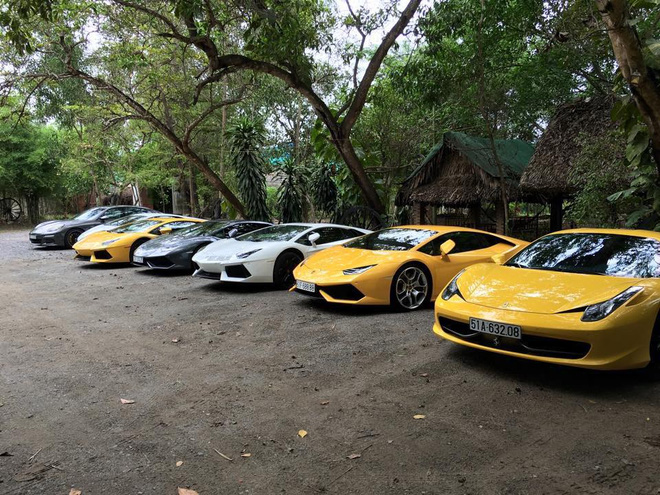Mới đây, những bức ảnh chụp lại 6 chiếc siêu xe trong một khu nhà lá ở Đồng Nai đang được cư dân mạng chia sẻ với nhiều phấn khích