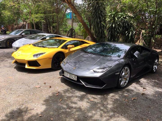 Hai chiếc Huracan  mang ngoại thất xám ghi và trắng muốt nêu trên thuộc diện nhập khẩu chính hãng, với mức giá bán vào khoảng 14 tỷ đồng.