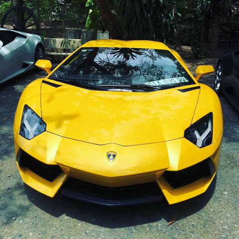 Chiếc Aventador màu vàng này, tại thị trường Việt Nam, Aventador có giá bán 23 tỷ Đồng.