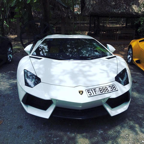Chiếc Aventador chính hãng này được cho là duy nhất tại Việt Nam mang ngoại thất trắng
