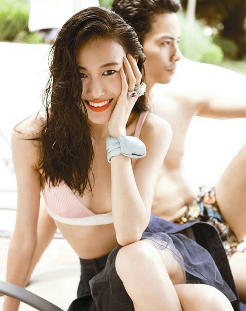 Theo  Sina News, Trần Quán Hy sau khi bị người tình bỏ rơi vào đầu năm nay đã tìm mọi cách theo đuổiTần Thư Bồi. Nam diễn viên đã bí mật tạo một tài khoản Instagram lưu trữ những hình ảnh thân mật giữa anh và siêu mẫu Tần Thư Bồi.