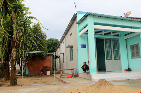 Nhà mẹ Lê Thị Kiều Oanh khang trang, được sửa sang lại với kinh phí khoảng 80 triệu đồng. Trong đó, ngân sách huyện 60 triệu đồng và 20 triệu do Ban chỉ huy quân sự huyện Củ Chi đóng góp. Ảnh: PLO