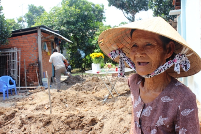 Thời điểm đó, bên công trình bừa bộn, mẹ VNAH Lê Thị Kiều Oanh xúc động chia sẻ, trước đây chỉ mơ ước trúng vé số mới có tiền cất nhà, nhưng nay nhờ Bí thư Đinh La Thăng mà mơ ước thành hiện thực, như được trúng số. Ảnh: DSPL