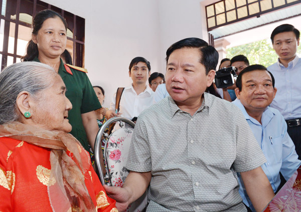 Ngày 18/2, trong chuyến thăm đến nhà mẹ Việt Nam anh hùng Nguyễn Thị Em (có chồng và con là liệt sĩ) ở xã Tân Thông Hội (huyện Củ Chi, TP HCM), thấy con đường dẫn vào nhà là đường đất nhỏ hẹp, tân Bí thư Thành ủy Đinh La Thăng yêu cầu lãnh đạo xã phải tráng bêtông ngay. Ảnh: VNE
