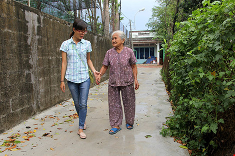 Con đường bê tông đã sạch sẽ, tinh tươm. Đường vào nhà mẹ em dài 58 m, rộng 2,5 m được làm bằng bê tông, có kinh phí  từ 50-100 triệu đồng Ảnh: PLO