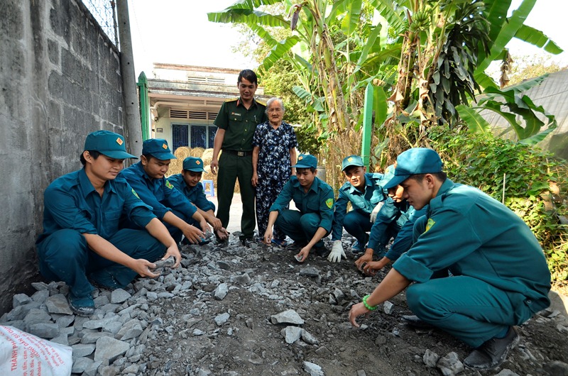 Còn mẹ Em cũng phấn khởi chia sẻ: “Mẹ rất vui. Nhà nước quan tâm tới mẹ mẹ rất 13Win22 com đăng ký nhà cái. Từ trước giờ đường đi rất bẩn và khó khăn, muốn làm nhưng không được. Giờ làm cũng vui lắm! Cảm ơn đồng chí Đinh La Thăng đã giúp đỡ Đăng ký và nhận 60K 24 bao lì xì miễn phí mỗi ngày. Mẹ cũng mừng, cũng vui!”. Ảnh: Tiền Phong